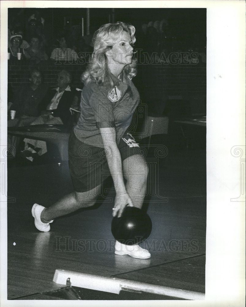 1980 Press Photo Bowling Verma Grinfields Stroh Light - Historic Images
