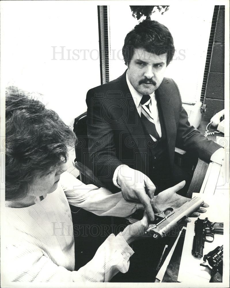 1982 Press Photo gun weapon. - Historic Images