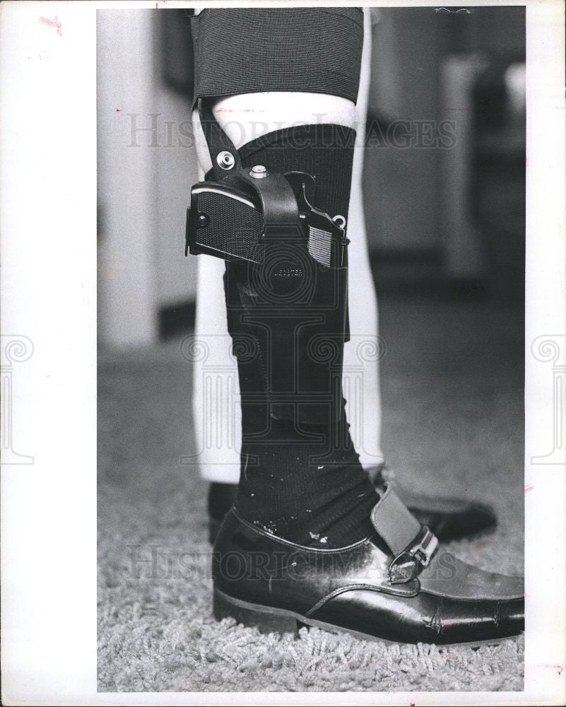 1977 Press Photo gun, ankle holster, CBA - Historic Images
