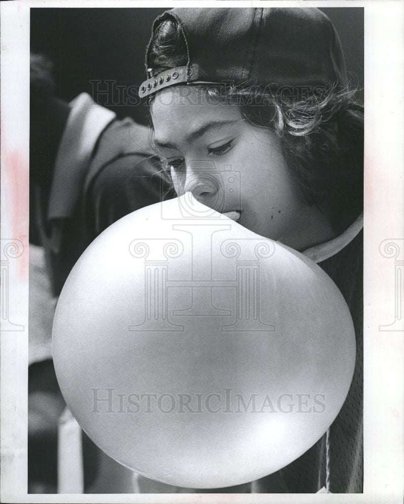 1977 Press Photo Manus trophy-winning bubble victory - Historic Images