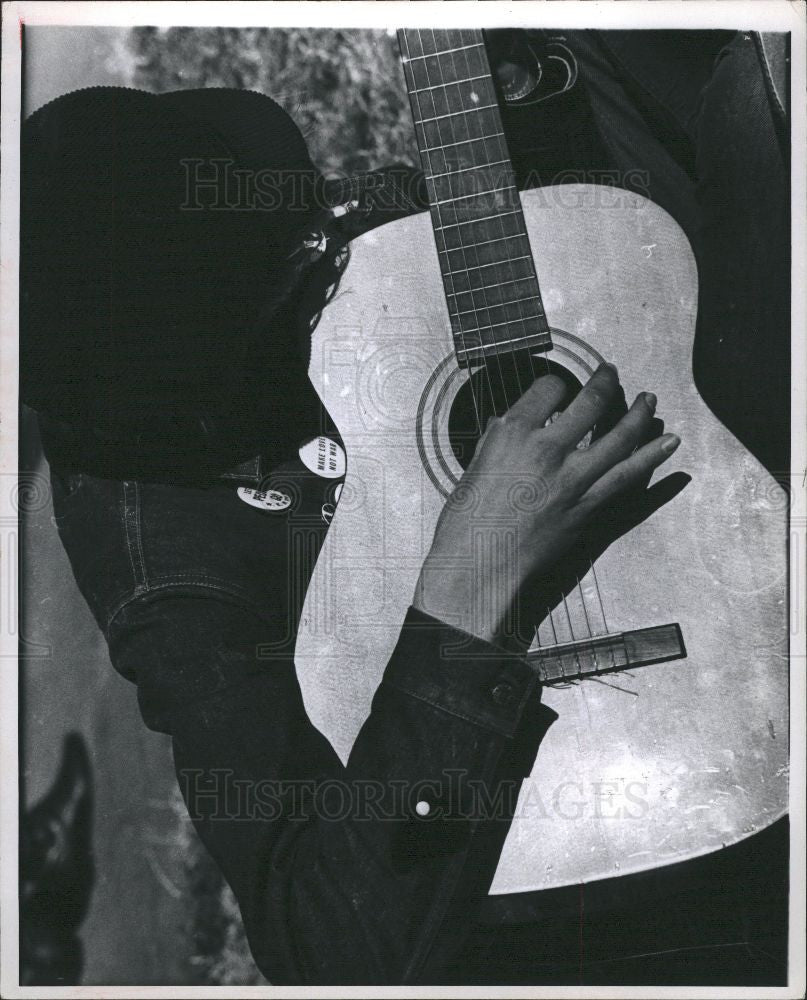 1966 Press Photo plucked string instrument - Historic Images