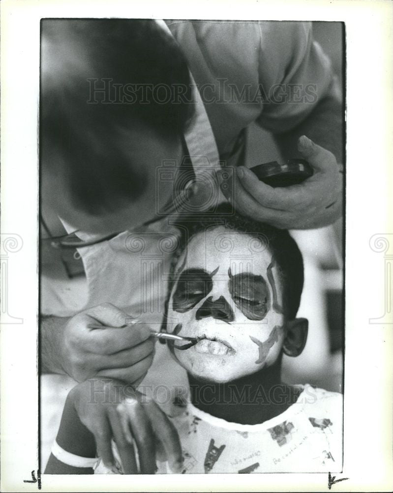 1985 Press Photo Childrens Hospital Halloween White - Historic Images