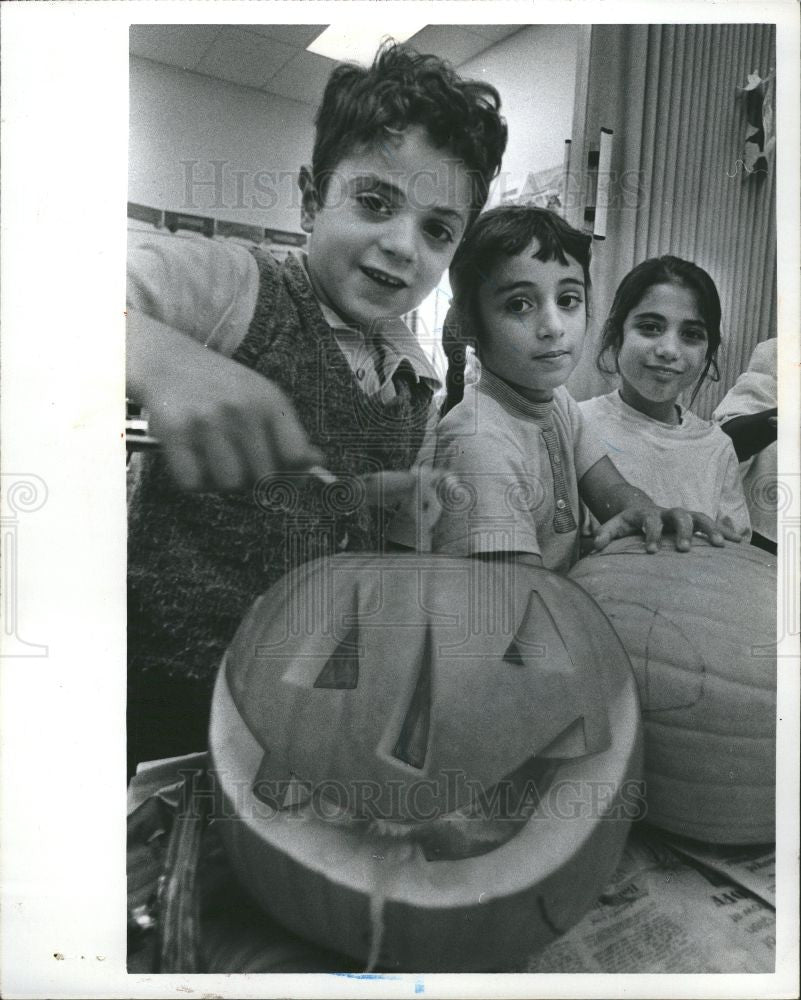 1975 Press Photo Muldasen Abdallah scoop out pumpkin - Historic Images