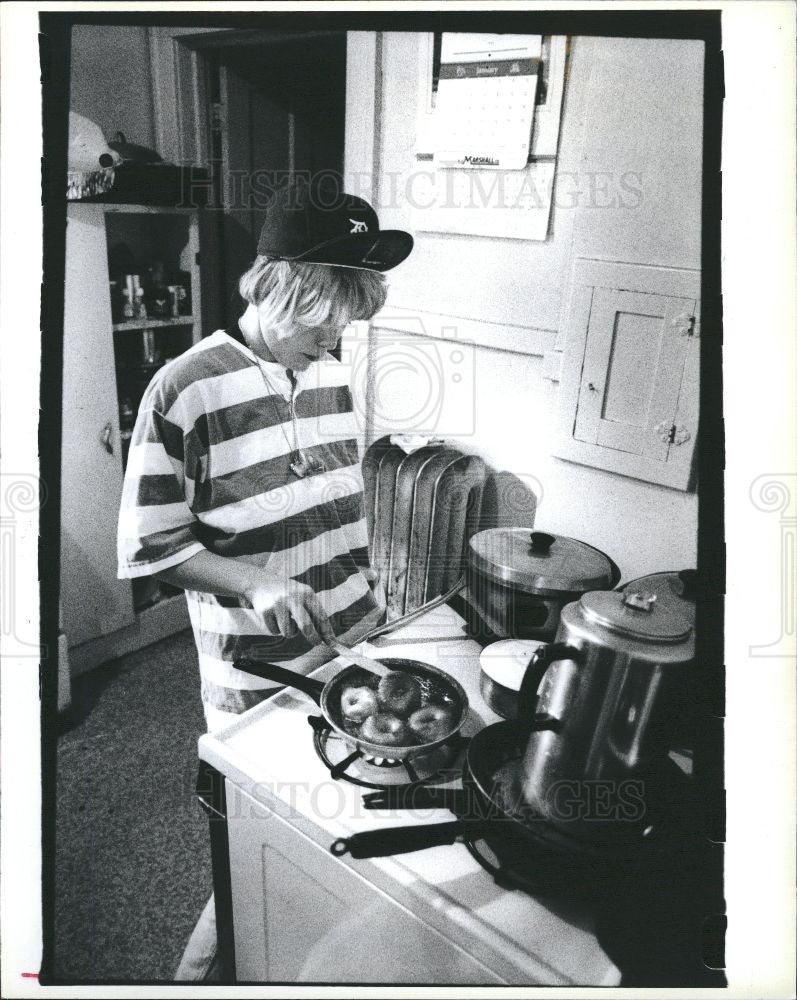 1991 Press Photo Lynette cooks doughnuts - Historic Images