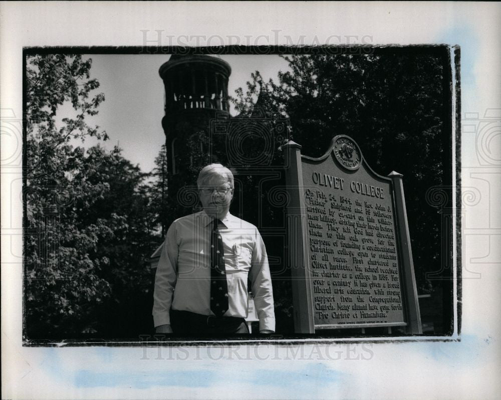 1989 Press Photo Olivet College President Don Morris - Historic Images