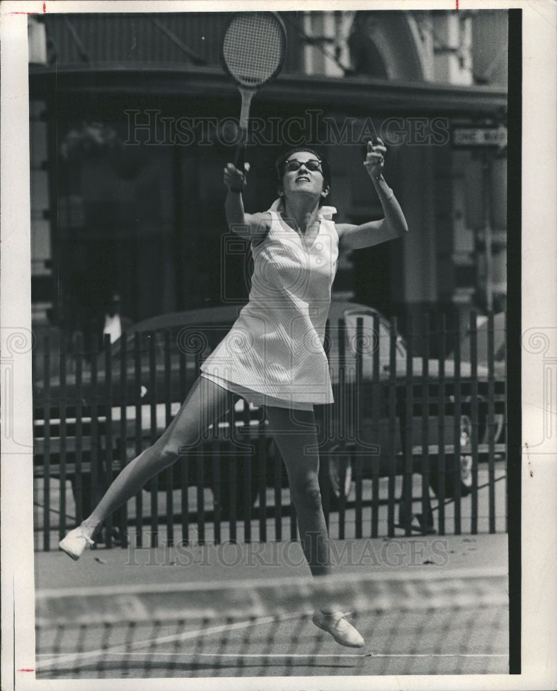 1970 Press Photo Mrs.Gribbs hit volley sports sidelines - Historic Images