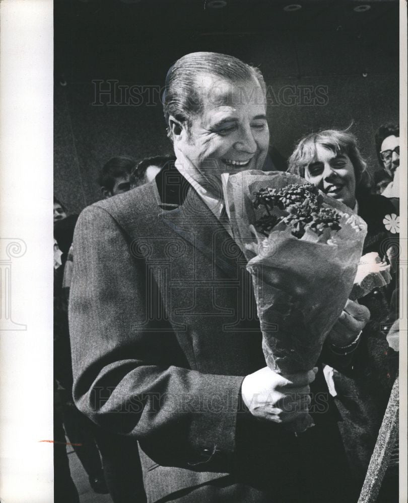 1971 Press Photo FLOWERS FOR HIZZONNER MAYOR - Historic Images