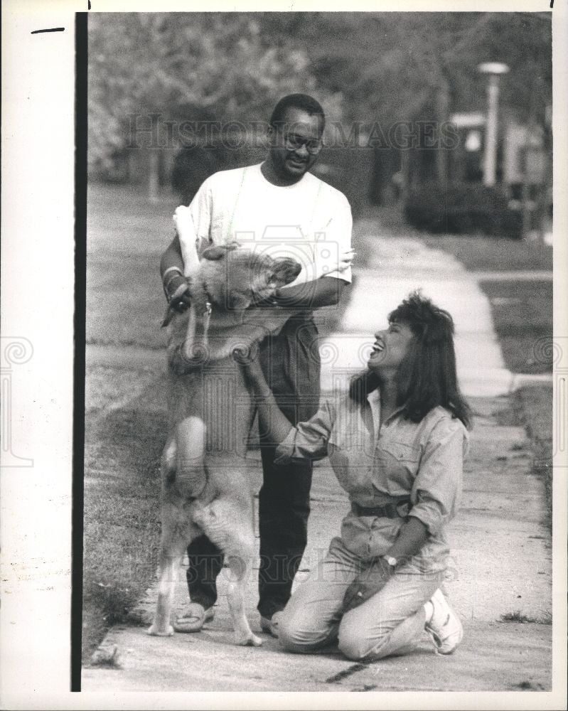 1989 Press Photo Dayna Eubanks James Stinson dog Sable - Historic Images
