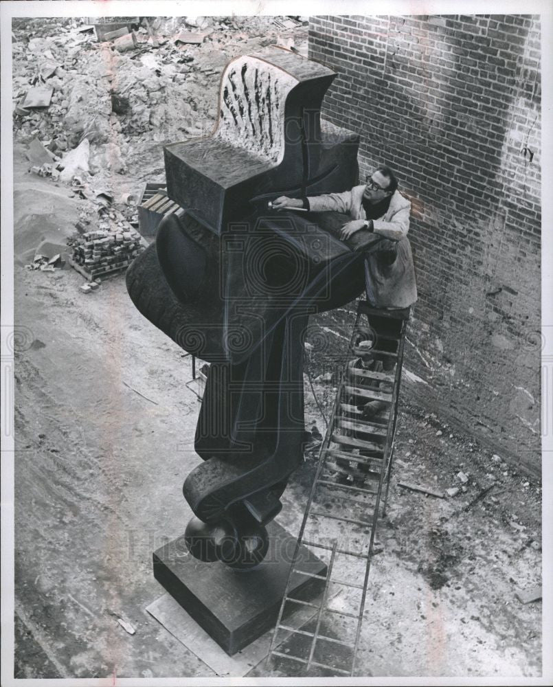 1965 Press Photo Etrog, sculpture - Historic Images