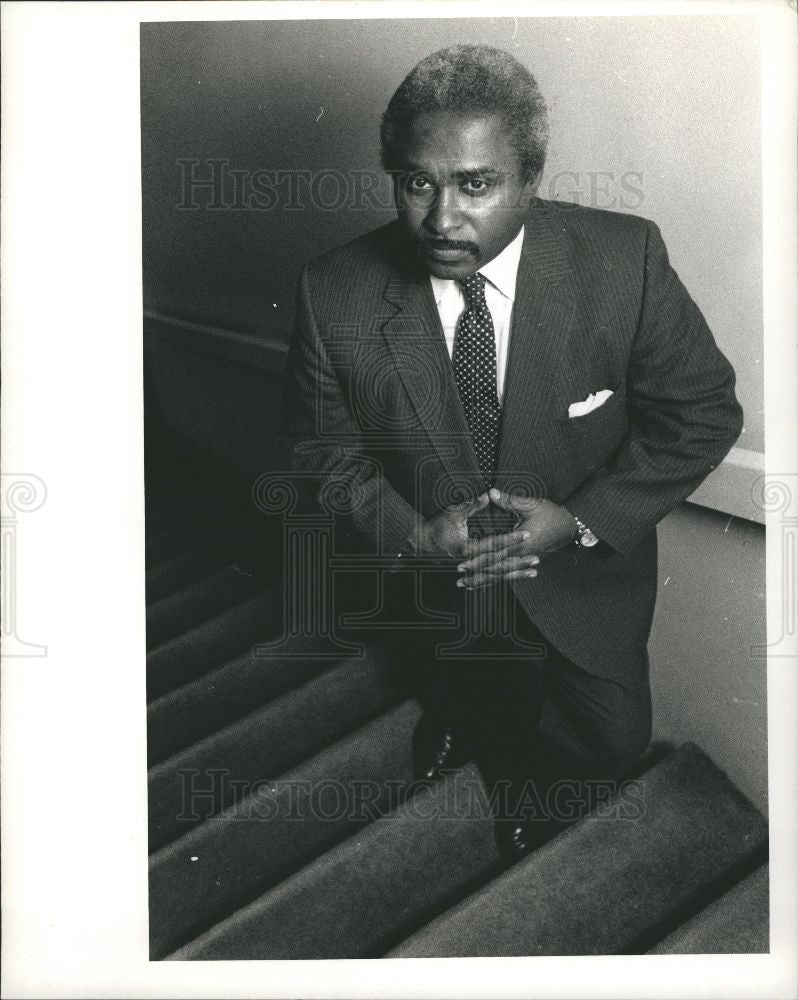 1988 Press Photo gerald e.harrington president  cashier - Historic Images