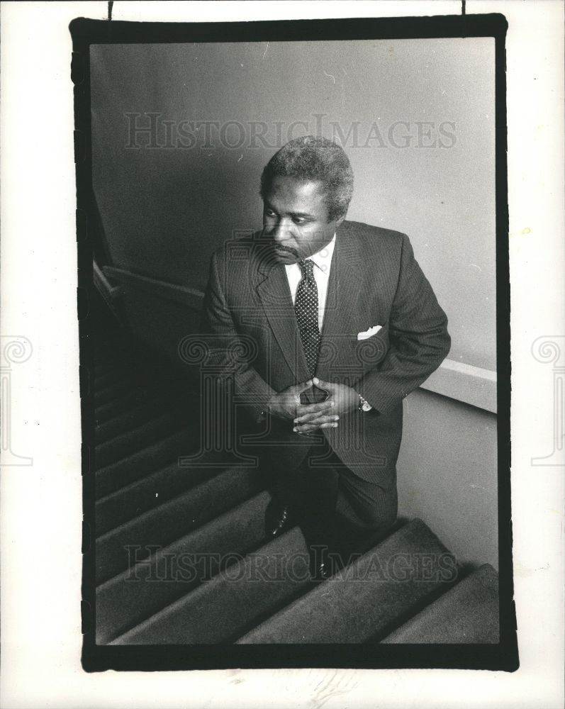 1988 Press Photo Gerald E. Harrington bank Detroit 1988 - Historic Images