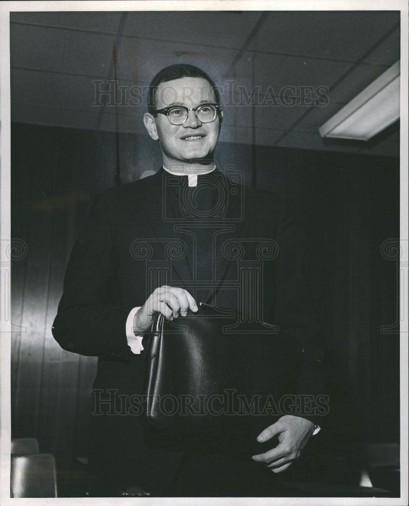 1966 Press Photo Fr. Harrington - Historic Images