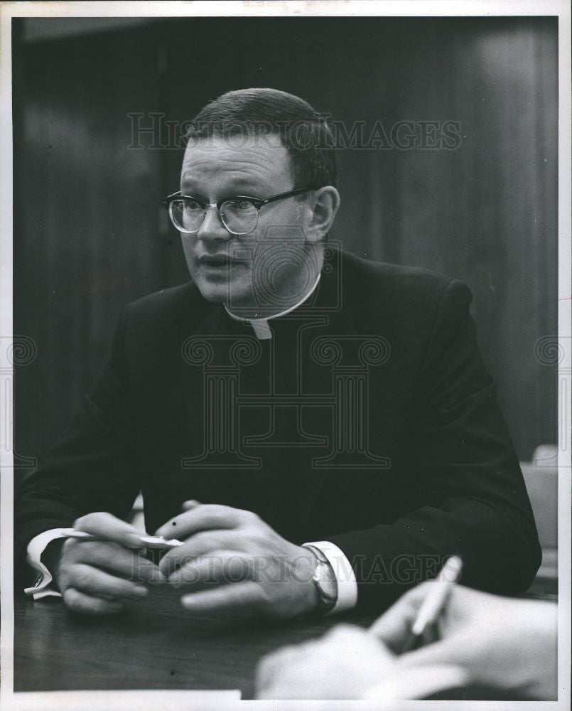 1966 Press Photo Fr Bernard Harrington - Historic Images