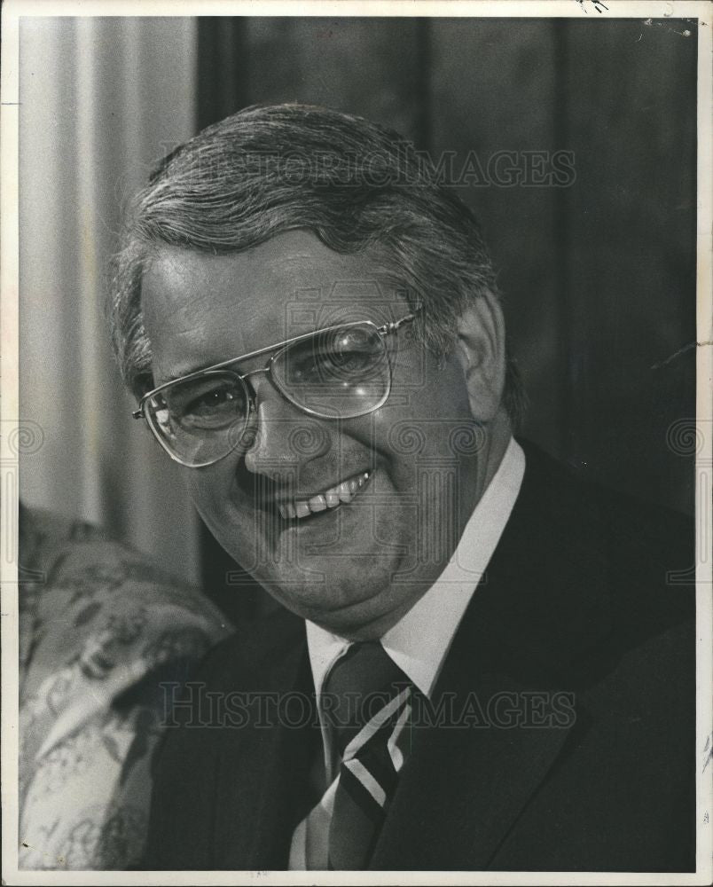 1976 Press Photo Marvin Esch Senate noisemaker - Historic Images