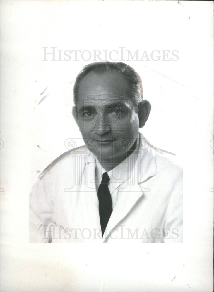 1972 Press Photo Dr. Irving Feller Burn Patients - Historic Images