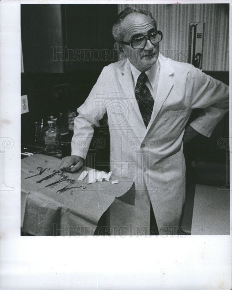 1977 Press Photo DR IRVING FELLER - Historic Images