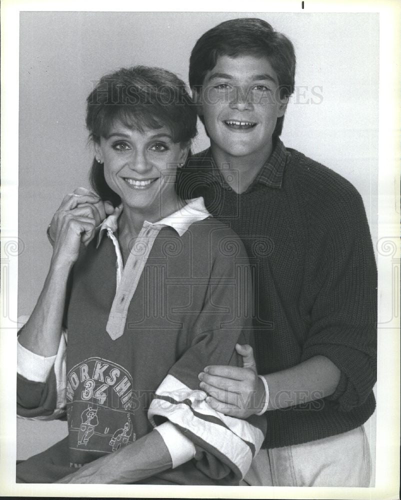 Press Photo Valerie Harper and Jason Bateman - Historic Images