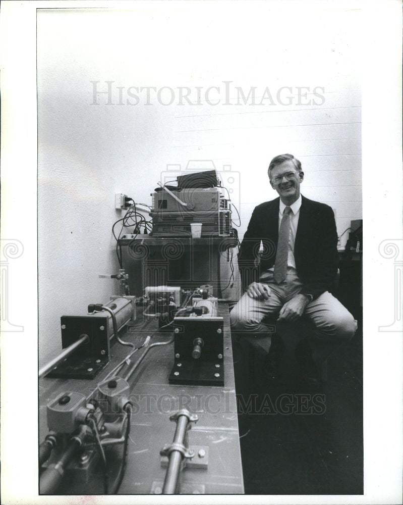 1990 Press Photo Robert Ervin Electro- Rheological - Historic Images