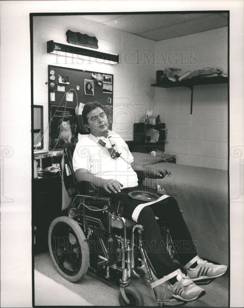 1989 Press Photo WILLIAM FALKER WHEEL CHAIR - Historic Images