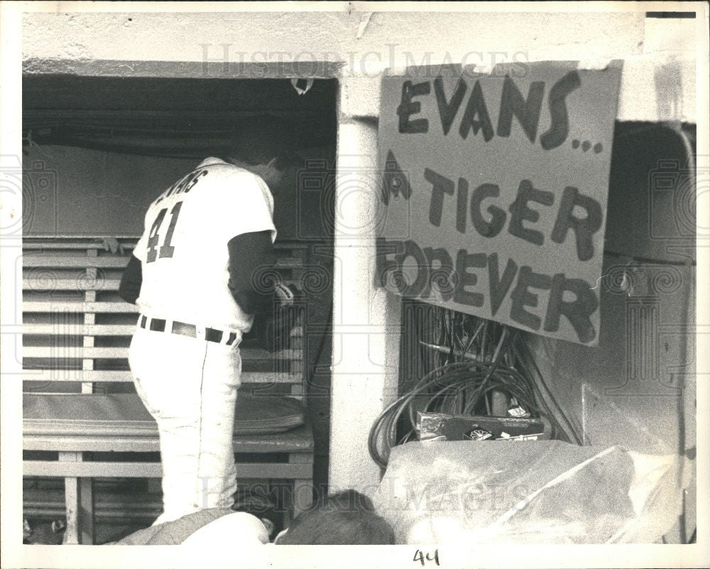 Press Photo Schroeder Evans Walks Into The Dugeres - Historic Images