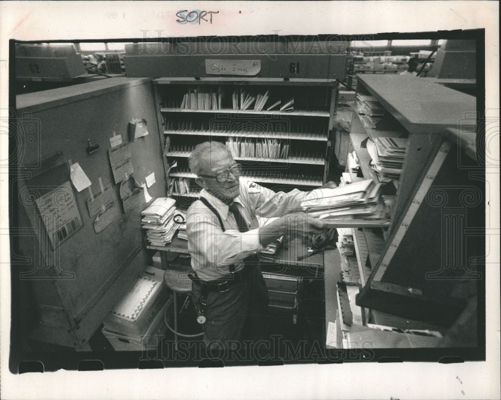 1989 Press Photo EVANS SORTING MAILS - Historic Images