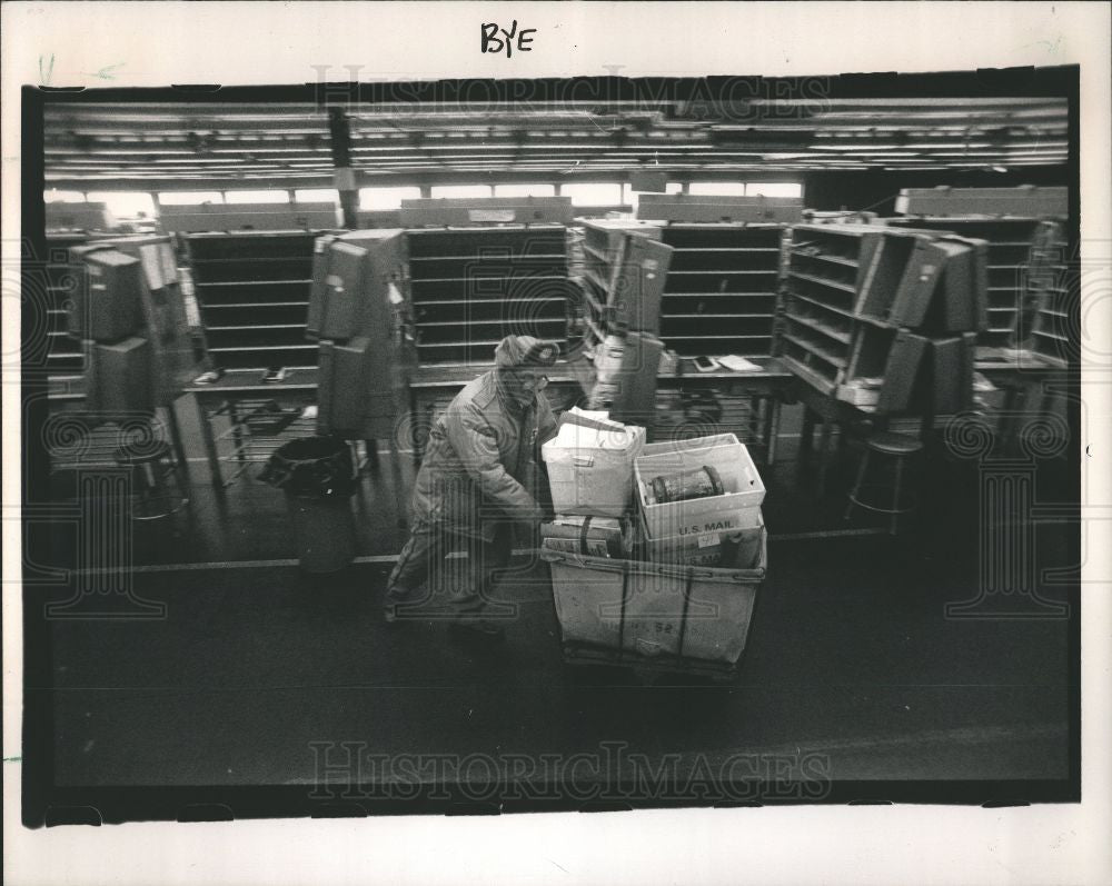 1989 Press Photo Clyde Evans, Livonia Post Office - Historic Images