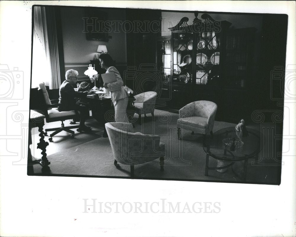 1989 Press Photo Martha Griffiths aide Carol Leigh Gov. - Historic Images