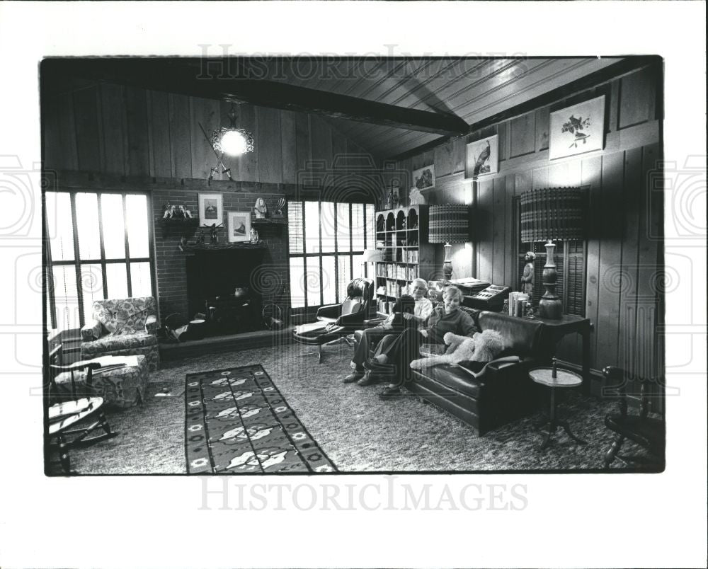 1983 Press Photo In The Living Room Fo Their Home With - Historic Images