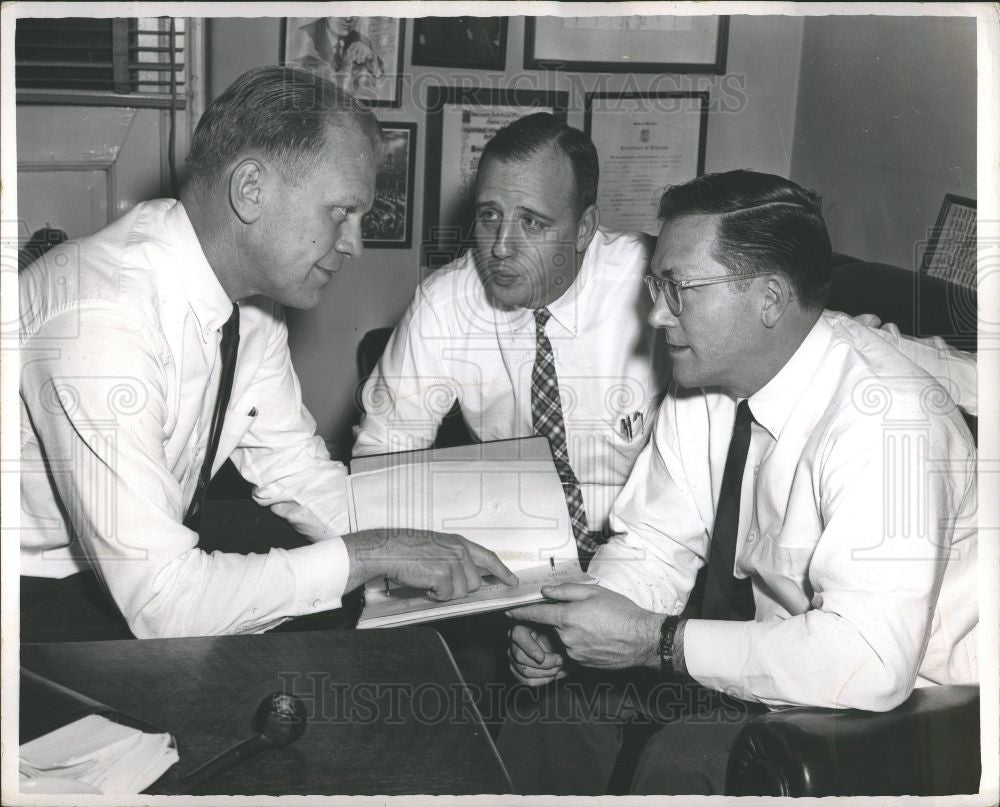 1965 Press Photo Senator Robert Griffin (right) - Historic Images
