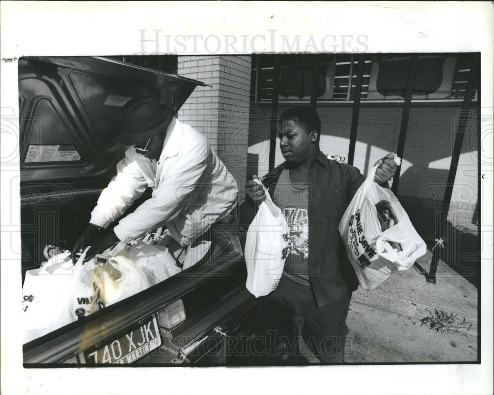 1991 Press Photo grocery gap Willie Taylor Louis Hogue - Historic Images