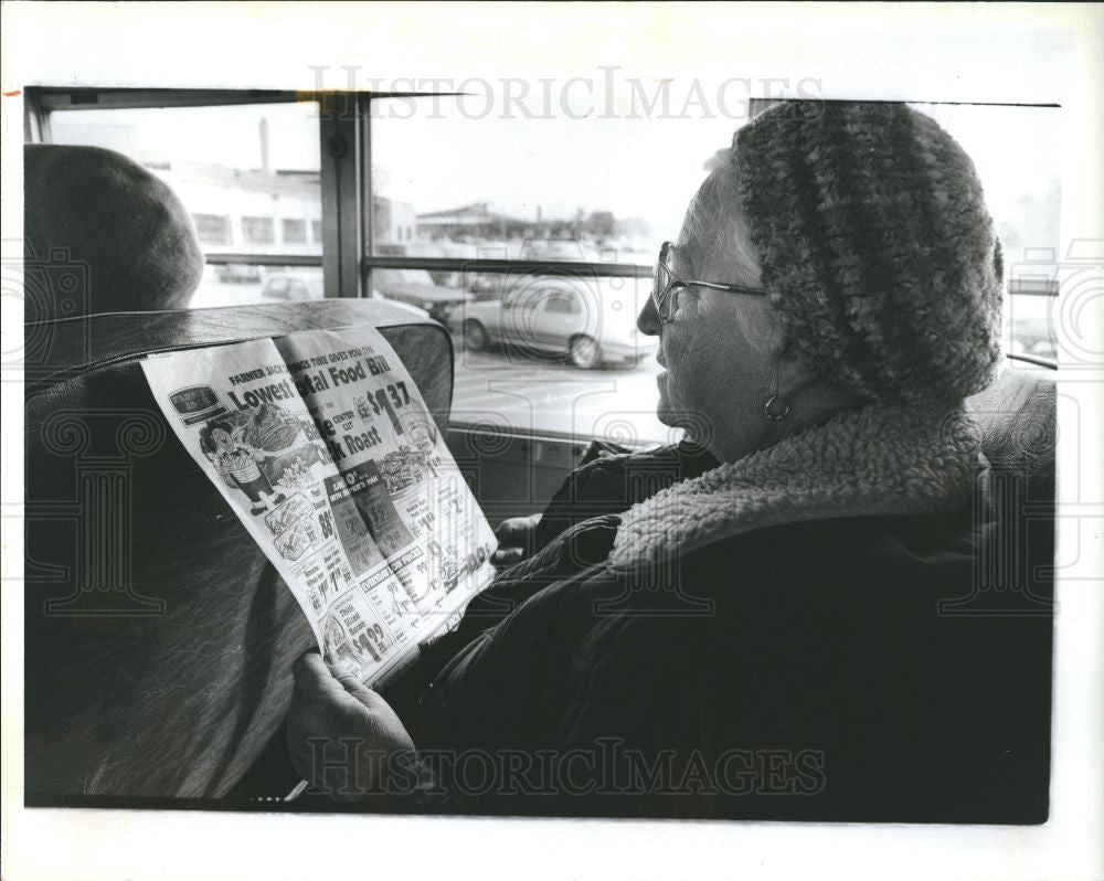 1991 Press Photo Harriet Koviak grocery ads bus reads - Historic Images