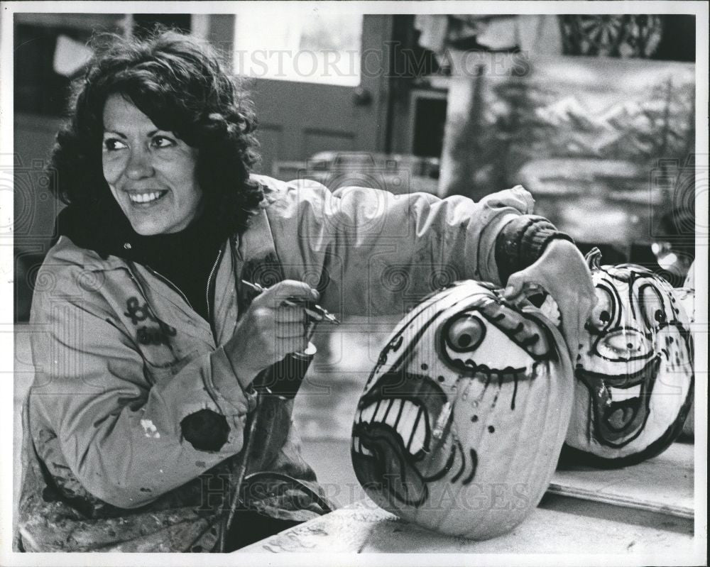 1977 Press Photo painted pumpkins Beryl Skamiera - Historic Images