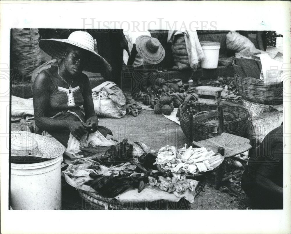 1986 Press Photo Haiti street vendors market customer - Historic Images
