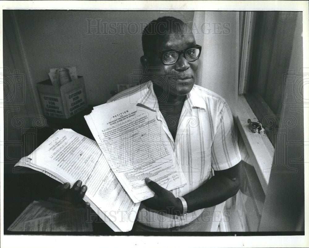 1993 Press Photo David Greenidge gambling petitions - Historic Images