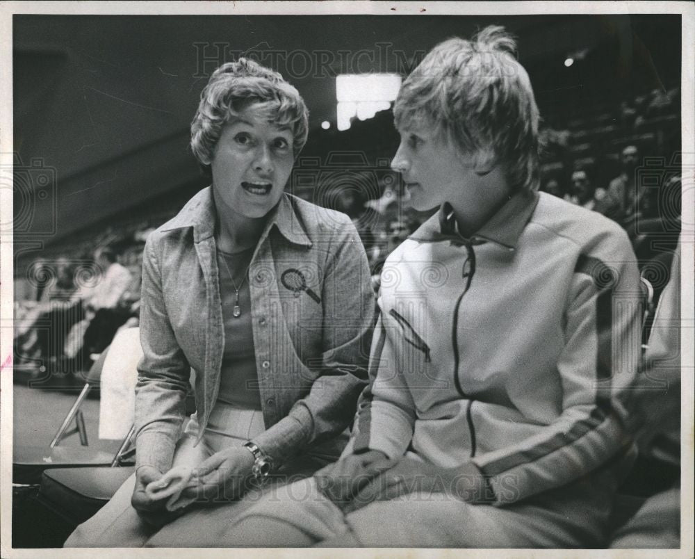 1974 Press Photo Jane Greenwalt, chat with TishFaulkner - Historic Images