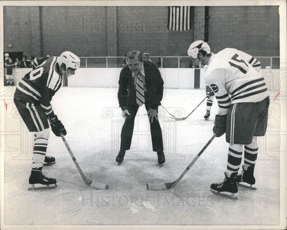 1971 Press Photo Mayor Throw Puck Ice Rink Dedication - Historic Images