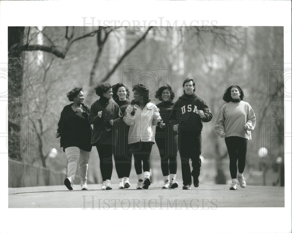 Press Photo Oprah Winfrey Bob Greene Danielle walk - Historic Images