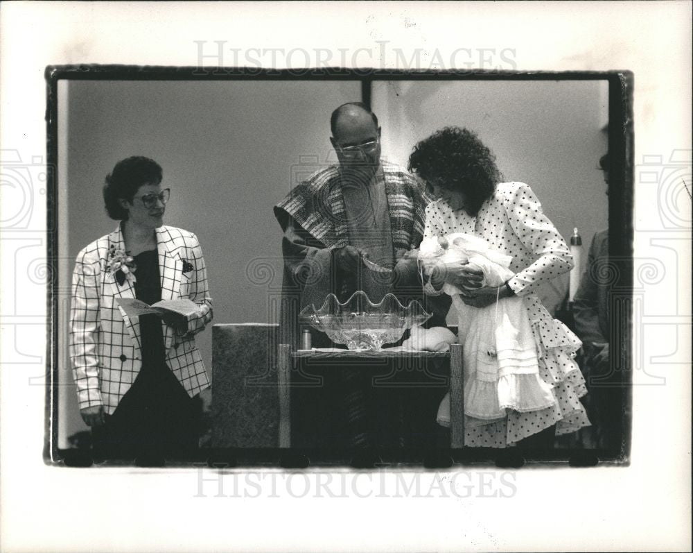 1989 Press Photo Lorraine St. Clair holds Shelby - Historic Images