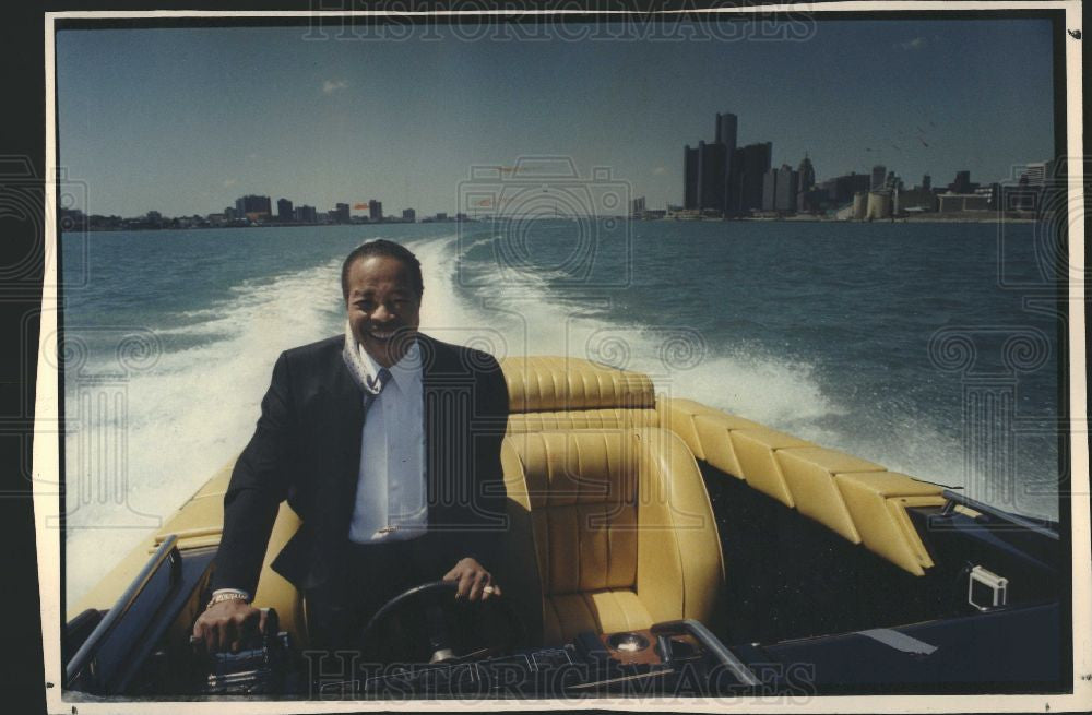 1988 Press Photo Waldman in suit on boat - Historic Images