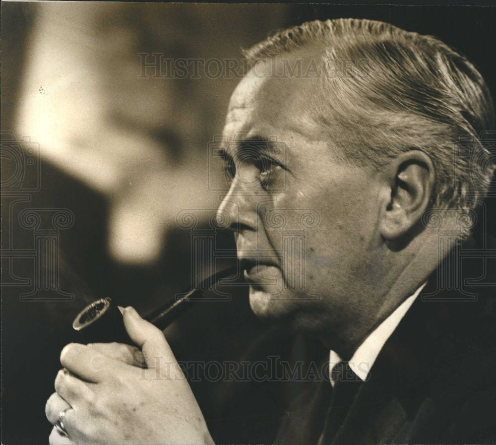 1967 Press Photo British Premier Harold Wilson smokes - Historic Images