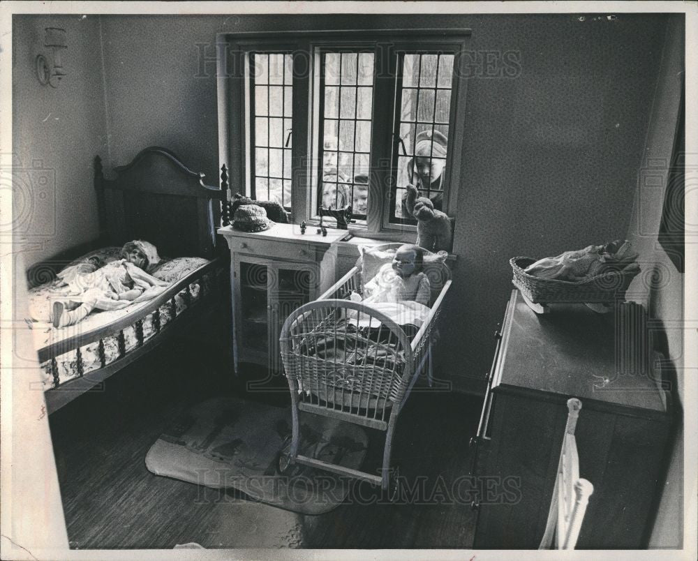 1972 Press Photo Frances dolls cottage bedroom peek - Historic Images