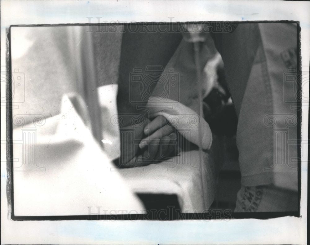 1989 Press Photo Mary Jo and Billy Wilson hold hands - Historic Images