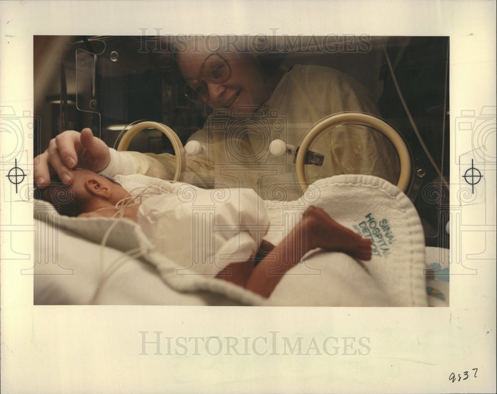 1989 Press Photo Mary J Wilson Elizabeth Quintuplets - Historic Images