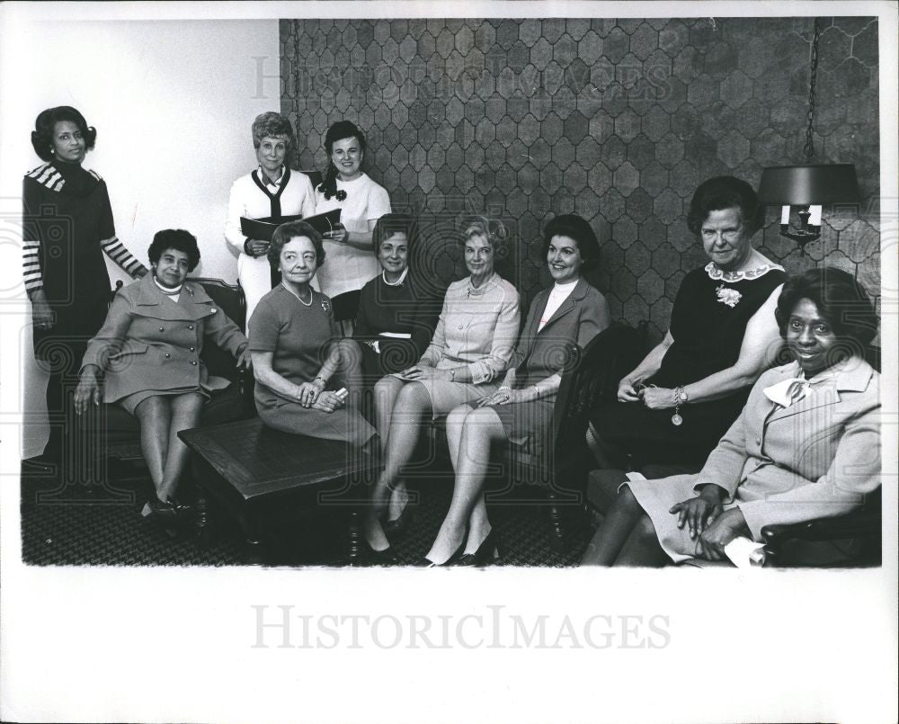 Press Photo women who work rita bell beulah whitby - Historic Images
