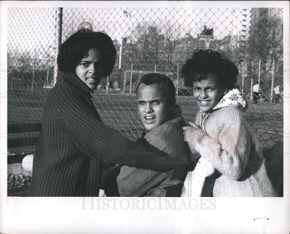 1965 Press Photo HARRY BELAFONTE singer  two daughters - Historic Images