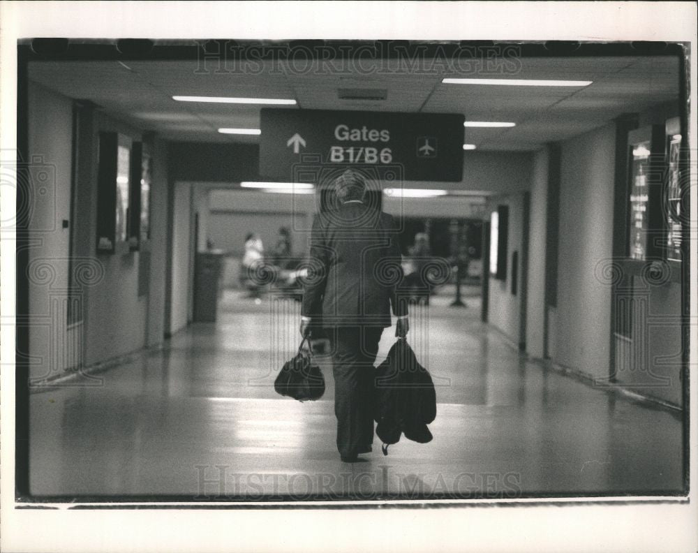 1989 Press Photo Bieber carries his bags - Historic Images