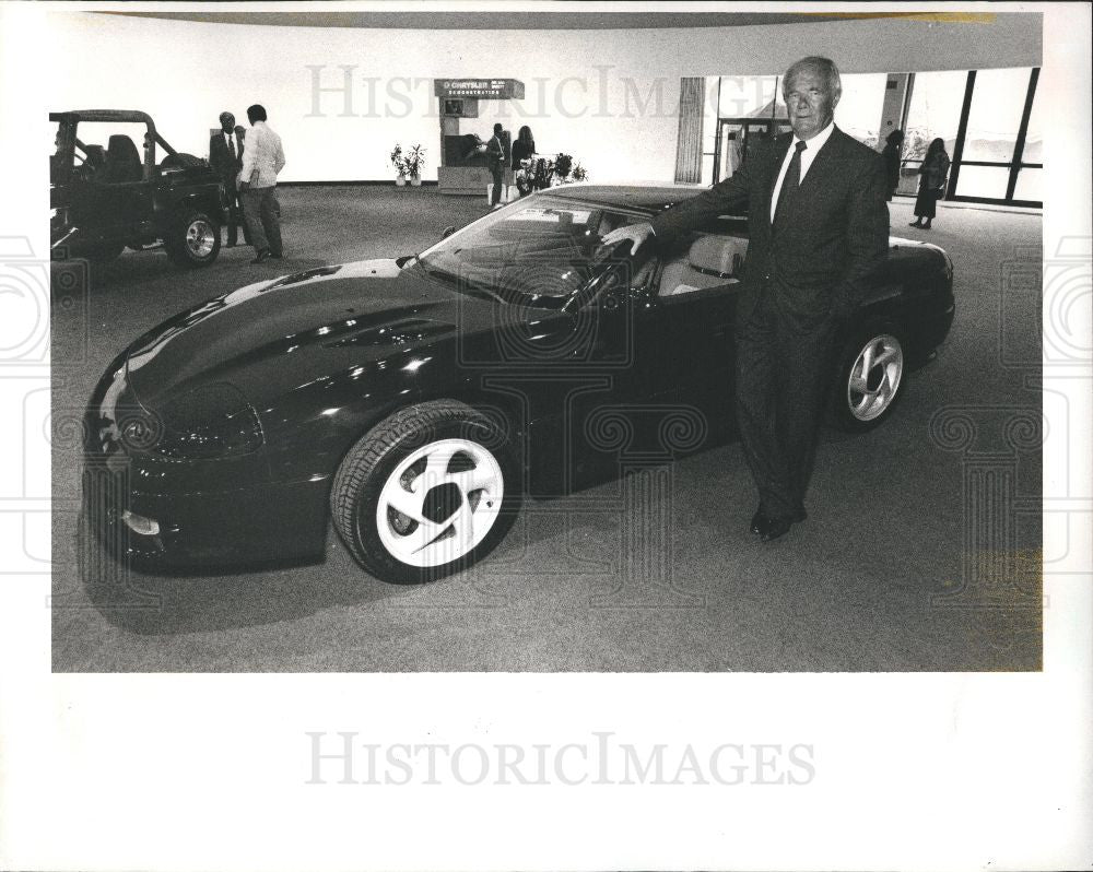 1990 Press Photo Chrysler Chairman Bennett Bidwell - Historic Images