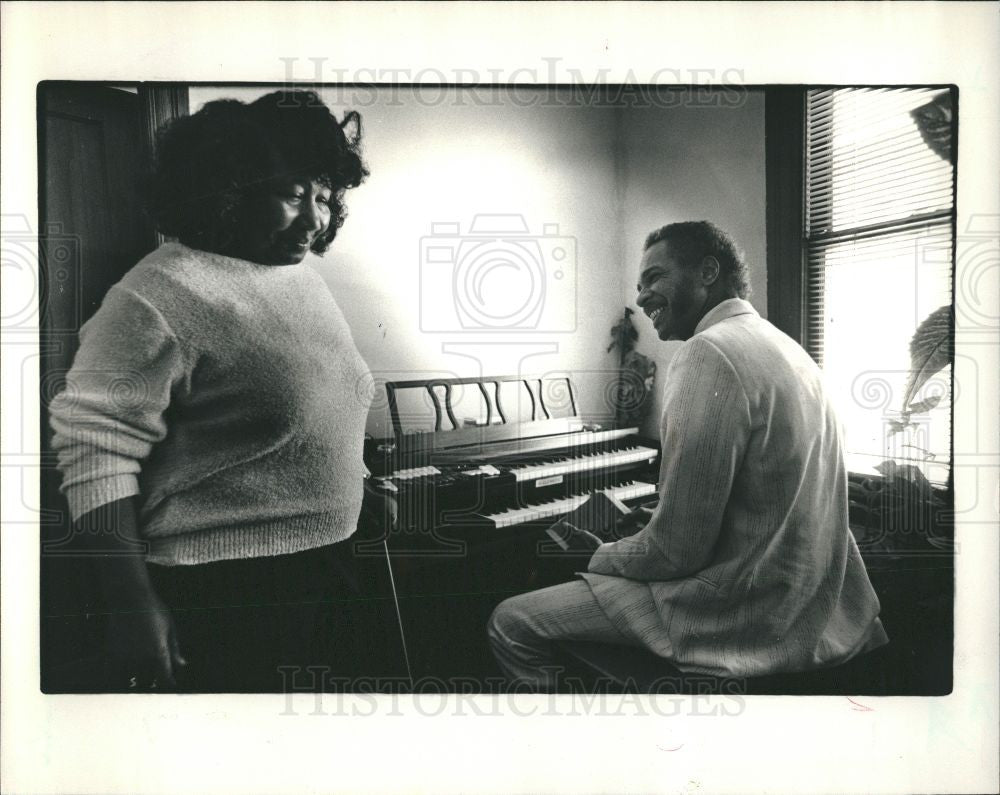 1987 Press Photo John Harris chat wtih Jeanettie Cotton - Historic Images