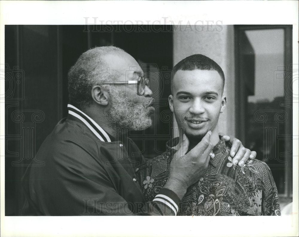 1991 Press Photo Harris reading award slaying - Historic Images