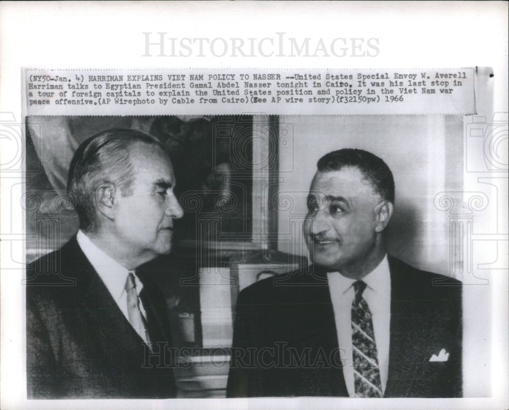 1966 Press Photo W. Avarell Harriman talks strategy - Historic Images